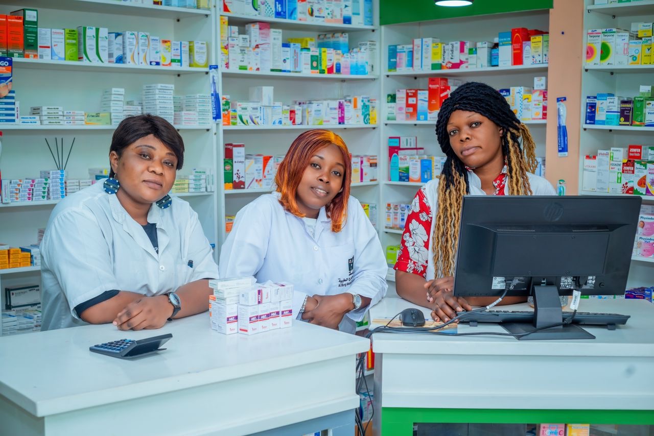 Pharmaciennes au comptoir d'une officine