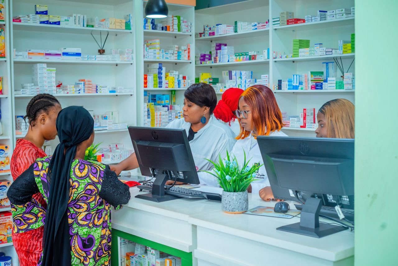 Patientes au comptoir d'une pharmacie partenaire
