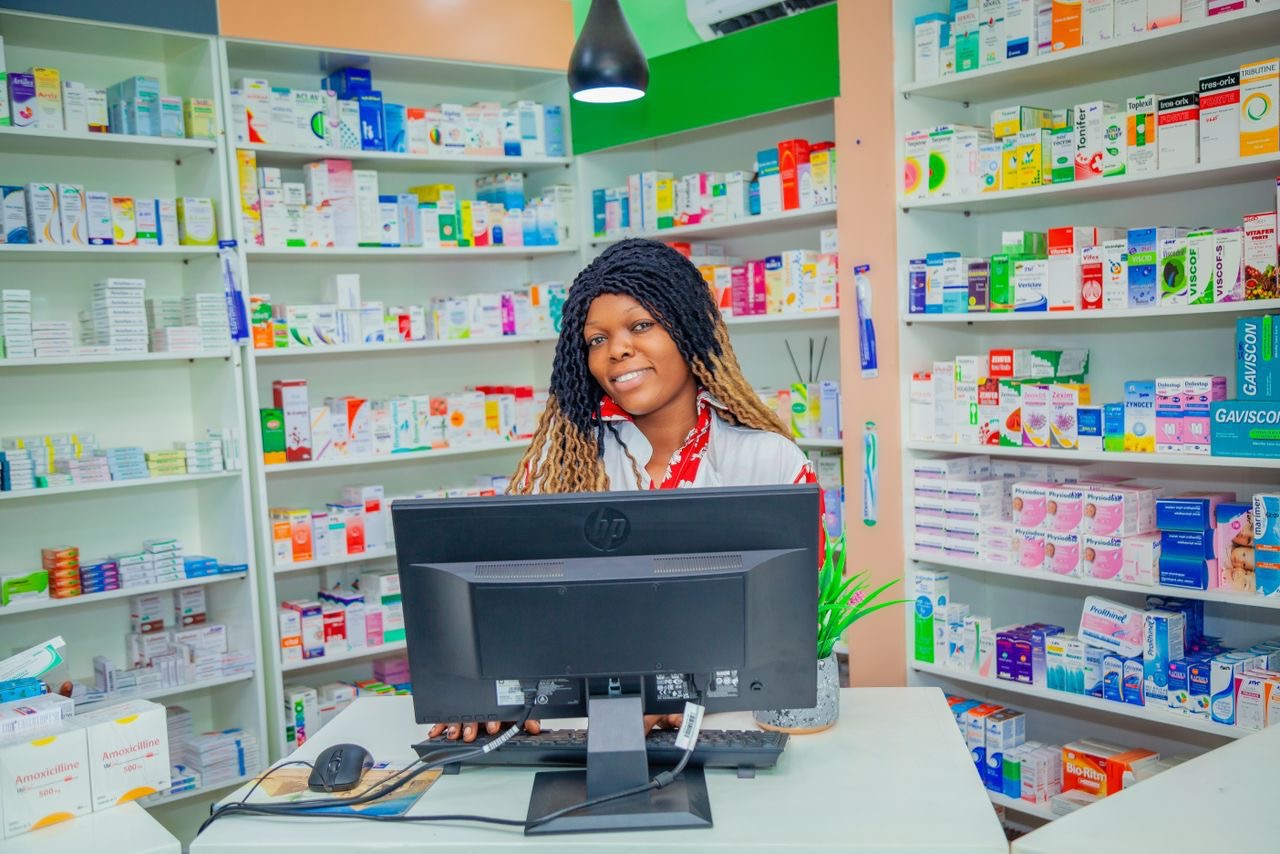 Pharmacienne accueillant un patient au comptoir